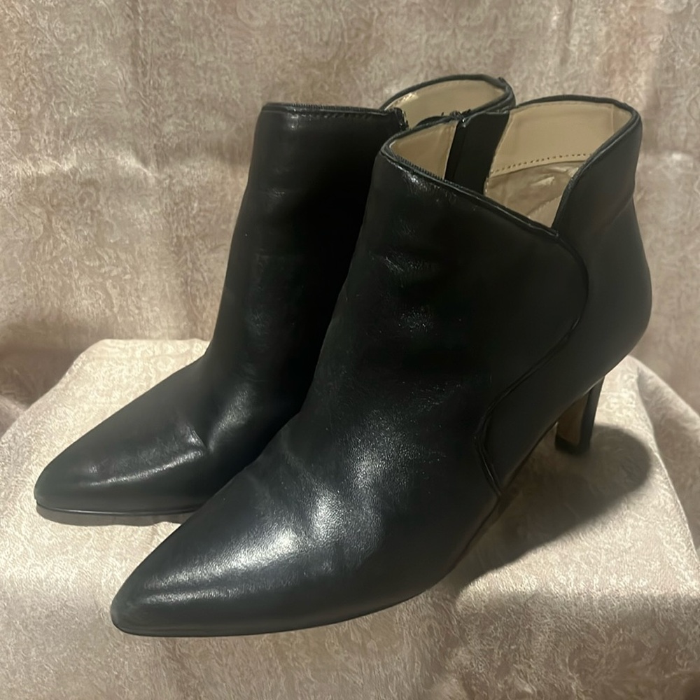 Pre owned Adrienne Vittadini SAMELLE Booties